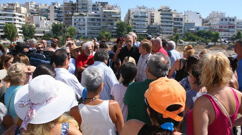 Κάτοικοι της Πειραϊκής διαμαρτυρήθηκαν για τη ρύπανση της θάλασσας και των ακτών